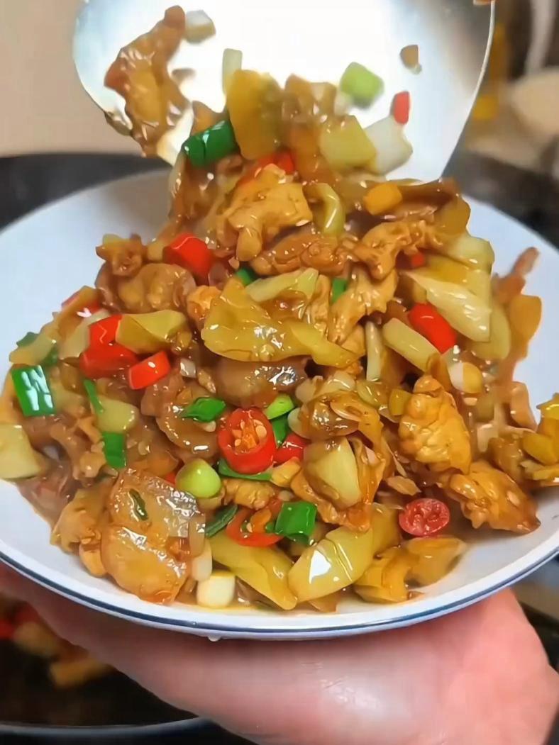 嘎嘣脆的黄瓜皮,感觉比榨菜还要好吃!特别特别开胃,随便加点牛肉炒一炒,巨香,越吃越开胃!三