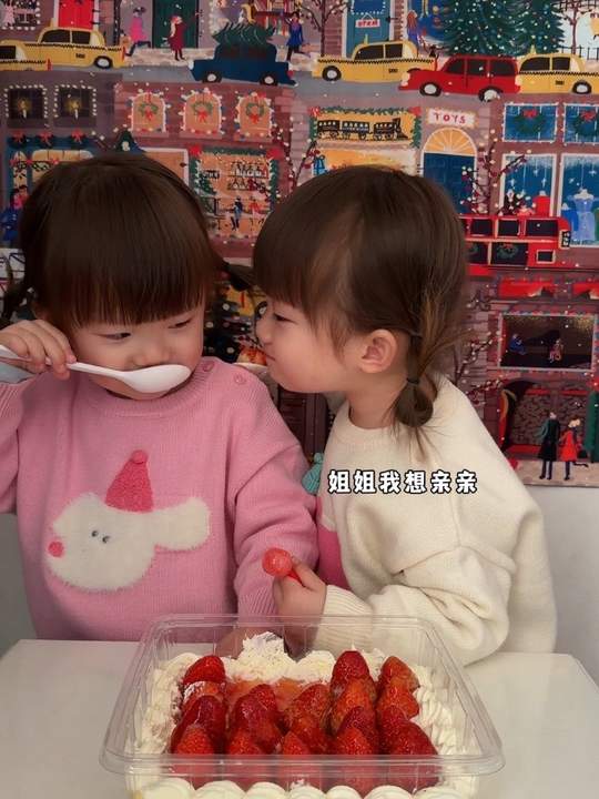 双胞胎吃蛋糕，画面好和谐呀～
