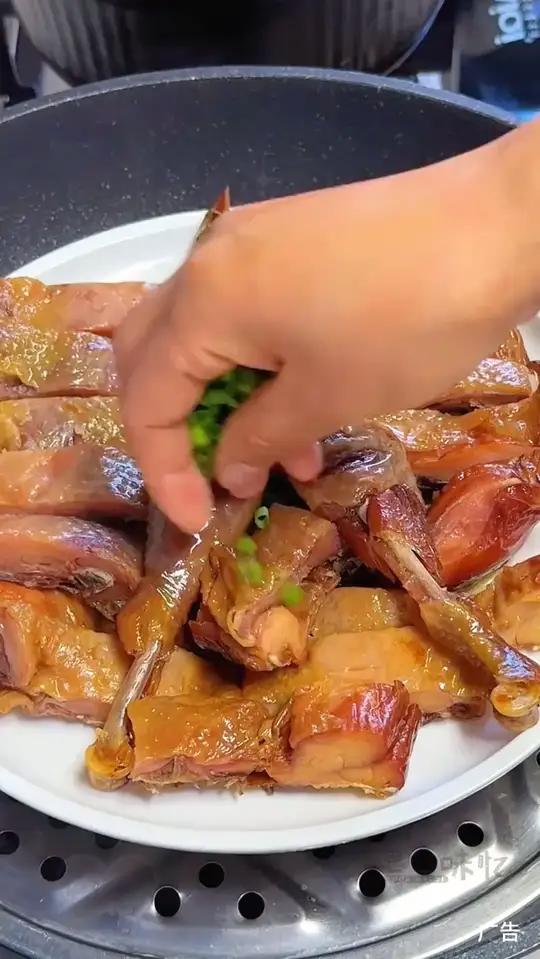 正宗湖北特色风干鸡,色泽金黄 肉质紧实有嚼劲~口感咸香真吃好 腊香四溢,老人小孩都爱吃 风