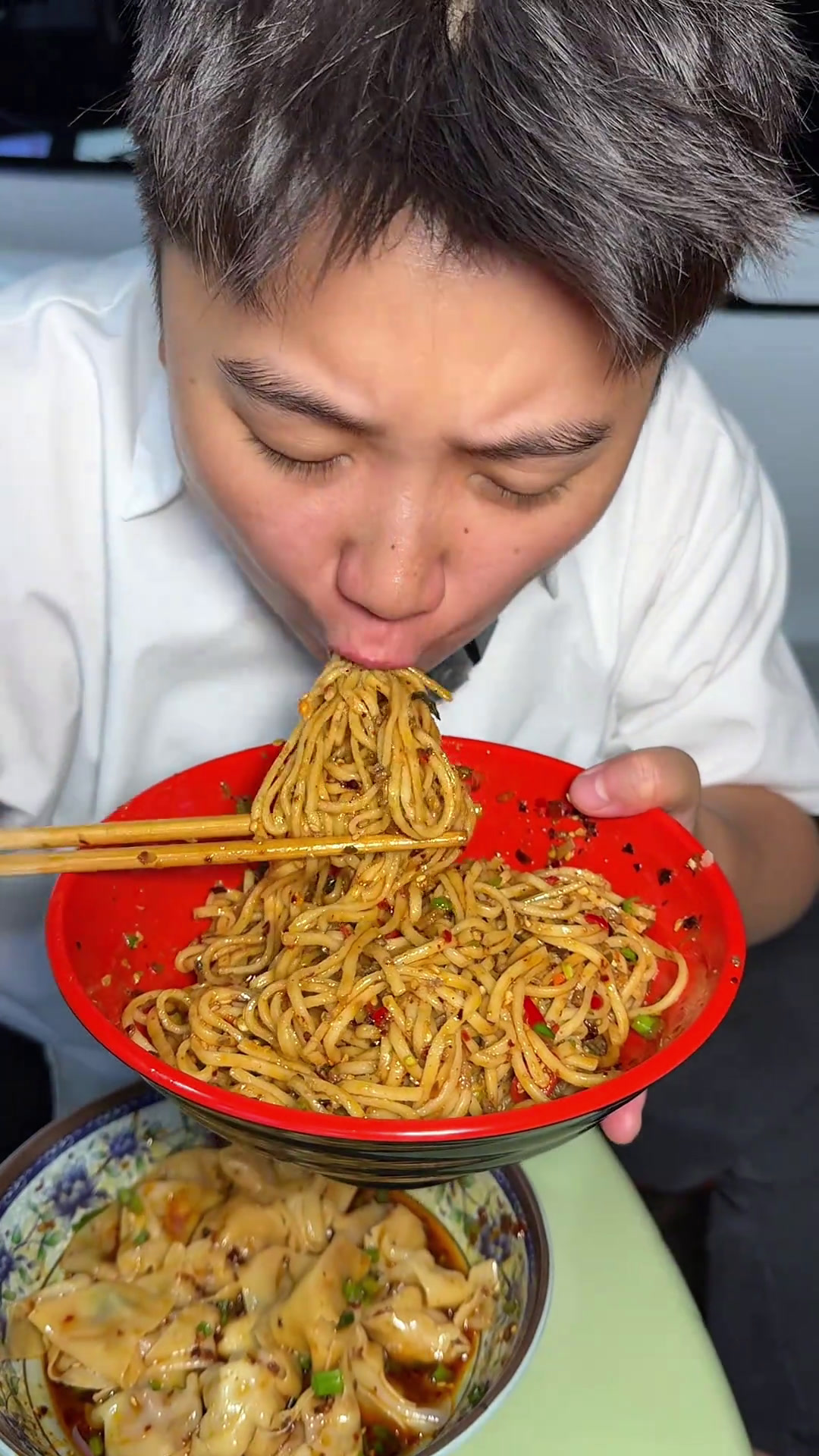 成都只卖三种臊子的街头夜面馆,双椒牛肉拌面真的太香了谭传莲牛肉三绝成都美食本地人爱吃的店夜