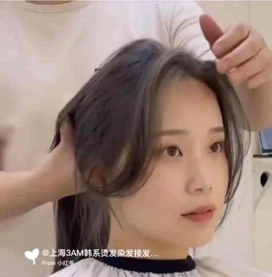 大脸圆脸适合什么刘海?法式刘海.八字刘海. 烫完秒变韩国小姐姐的韩式气垫烫需要到胸左右长度