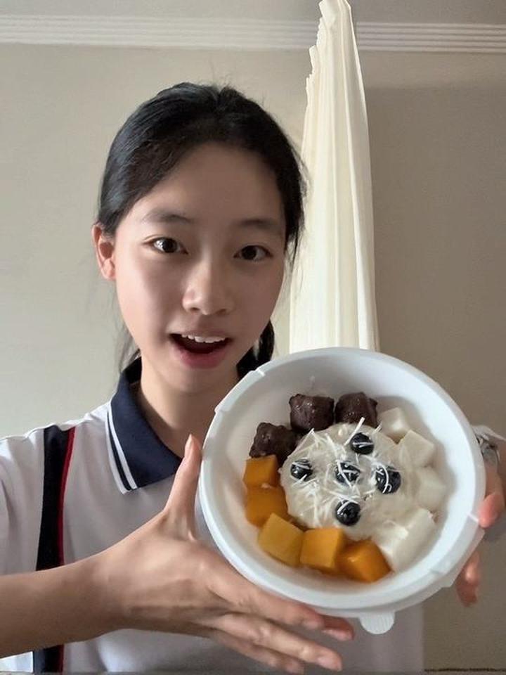 女高吃的青芥手握寿司好吃，鲜芒蛋糕卷口感不佳