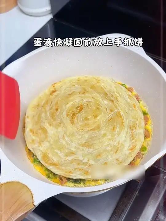 冬天苹果别再给孩子啃着吃了，快来试试苹果甜甜圈，外皮焦香酥脆，里面软糯香甜，做法简单又好吃