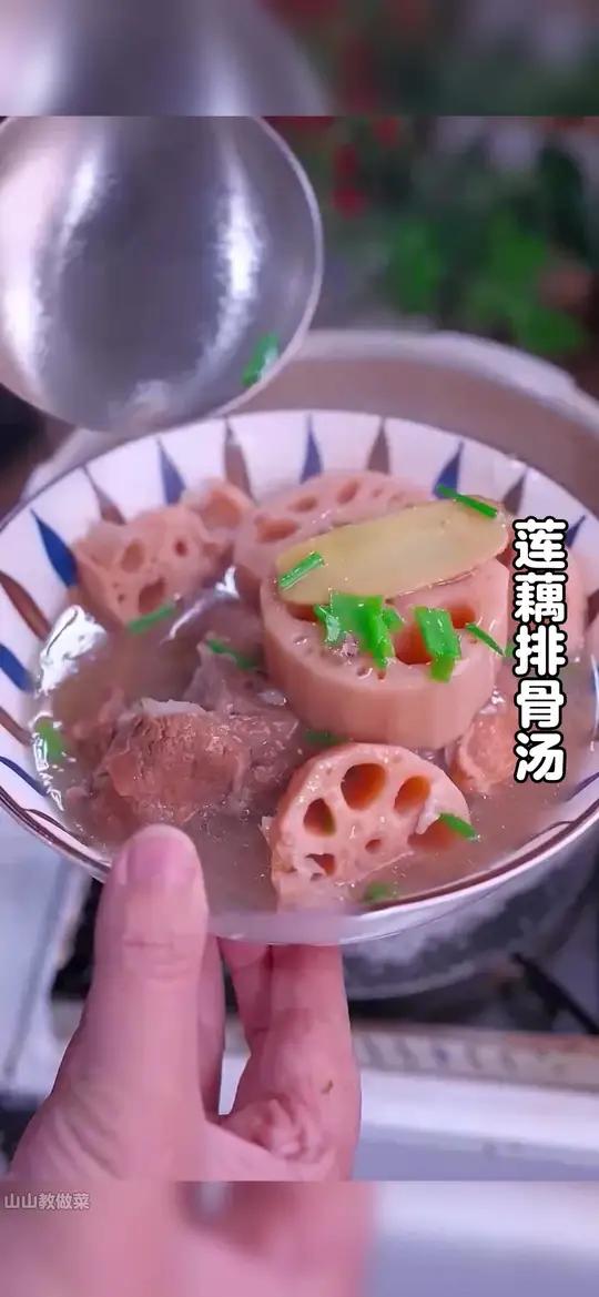 莲藕排骨汤就像我这样做，排骨脱骨，莲藕粉糯