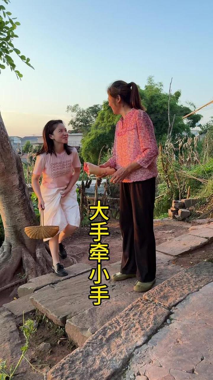 爸爸买鸡爪 妈妈买猪蹄 二妹用猪蹄和鸡爪做大手牵小手