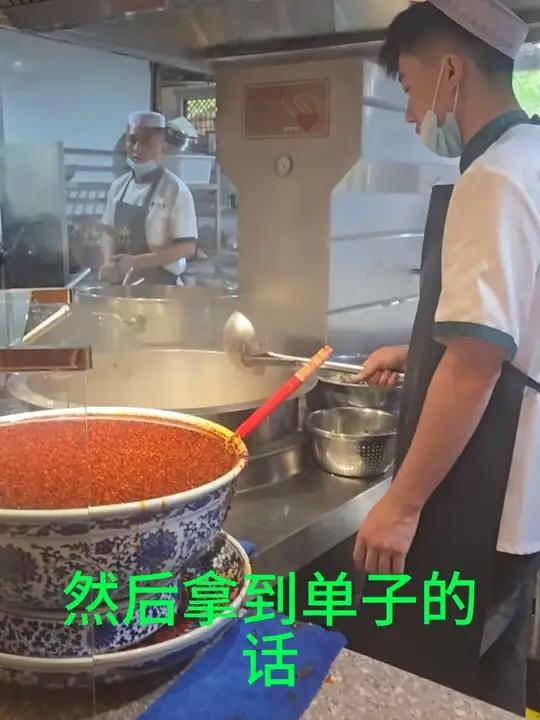 兰州本地的牛肉面确实好吃到爆 正宗的就是好吃,真的是香到扑鼻,太有劲道了
