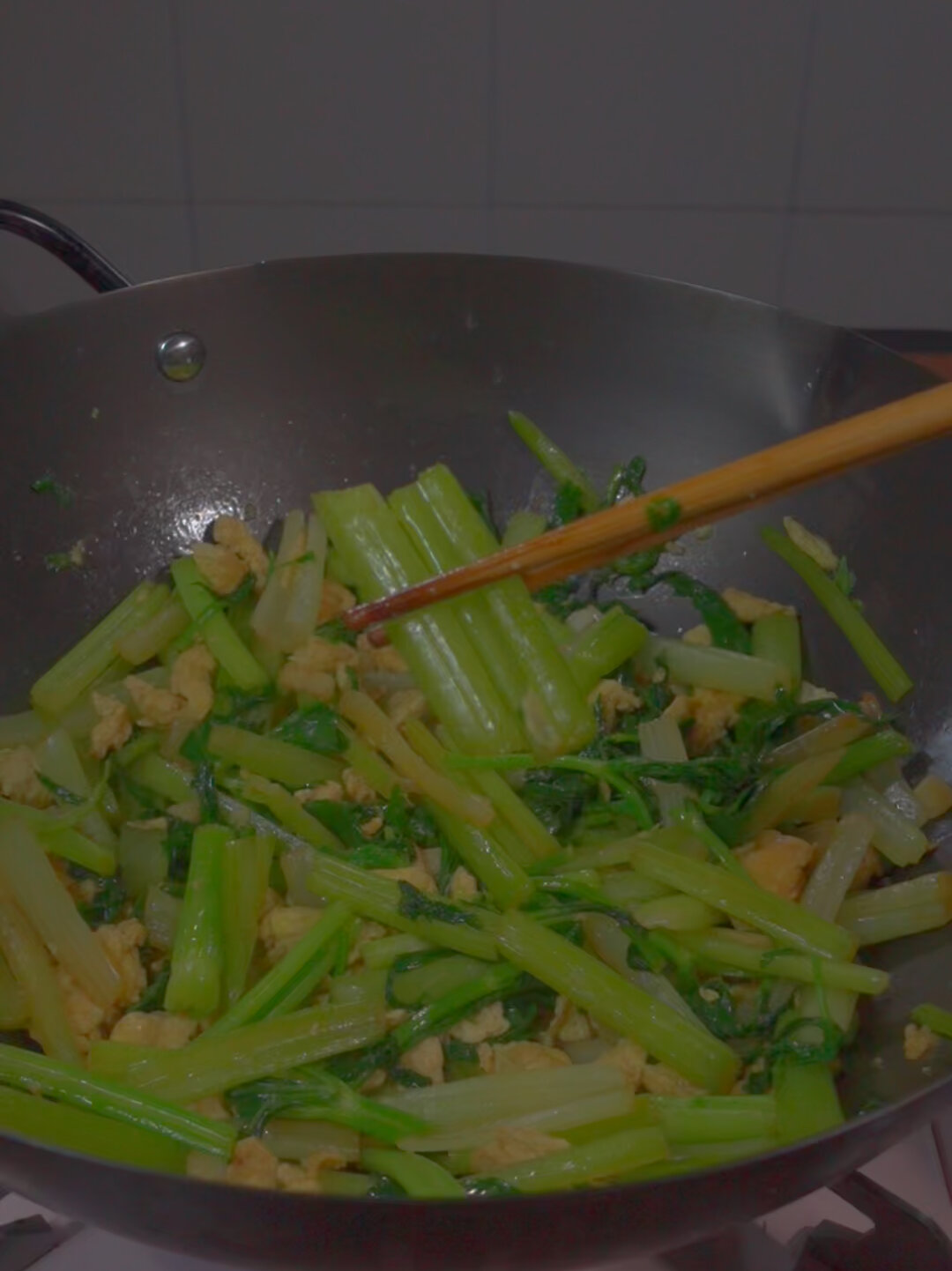 芹菜炒鸡蛋的做法
