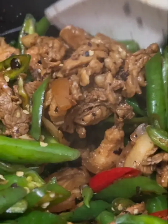 家常青椒炒肉烹饪过程盖饭美味尽显