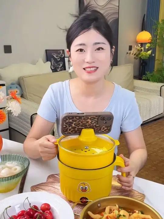 十几块到手的小黄鸭电锅还是双层的！简直太值了不沾的内胆、蒸鸡蛋煮泡面煮火锅蒸米饭一锅多用啊