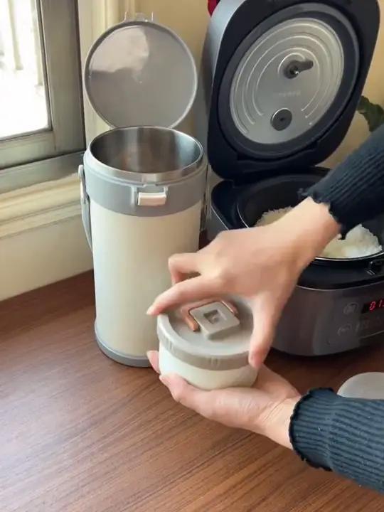 偶尔早上用它带三菜一饭去上班,能保温8-12小时左右,中午吃没问题!