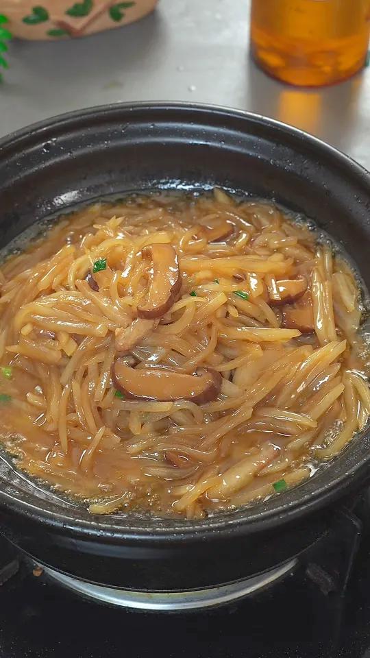 鲍汁萝卜的做法 今天在饭店学会了一个萝卜的新吃法,浓郁的报纸包古丈县甜的萝卜,好吃又下饭