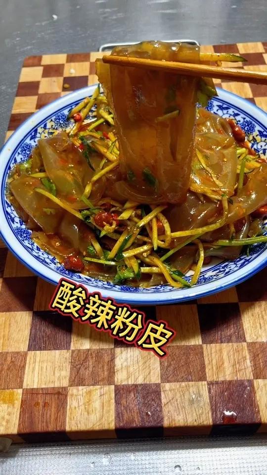 天气越来越热，就喜欢吃凉拌菜，酸辣大粉皮，滑溜溜的还筋道