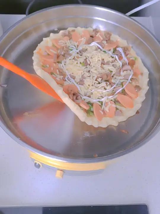 煎锅做的披萨,孩子的最爱,一个鸡蛋,300克面粉,两克酵母粉,5克白糖,130克水加油食用
