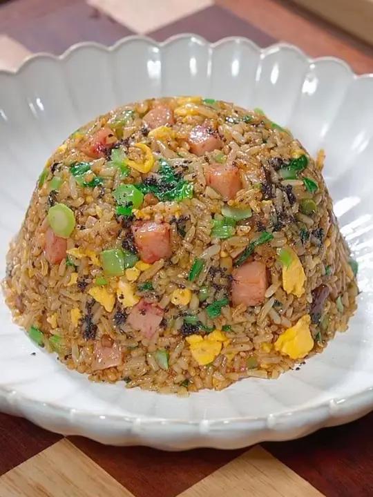 我家孩子特别爱吃蛋炒饭，今天用黑松露做了一个黑松露火腿炒饭，孩子说比普通蛋炒饭好吃多了
