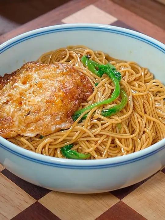 早餐来一碗简简单单的葱油拌面，葱香浓汤，做法简单，又香又好吃