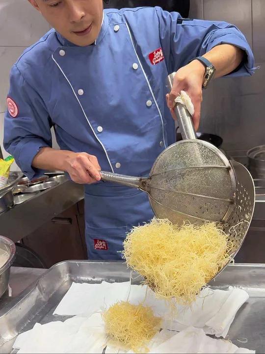 蜜芥末大虾球 调味酱:韩式蜂蜜芥末酱30克,沙拉酱15克,炼乳15克,橙汁10克,柠檬汁5