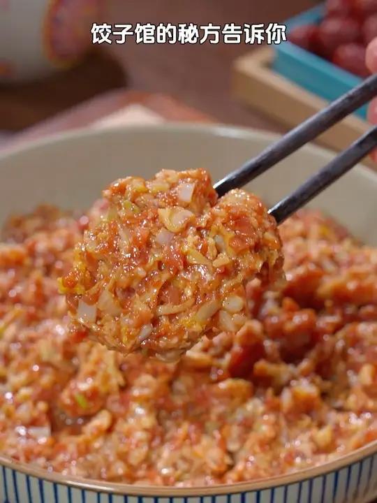 这是我家开了二十年饺子馆的东北酸菜猪肉饺子的招牌做法，一口下去酸爽过瘾，油而不腻，唇齿留鲜