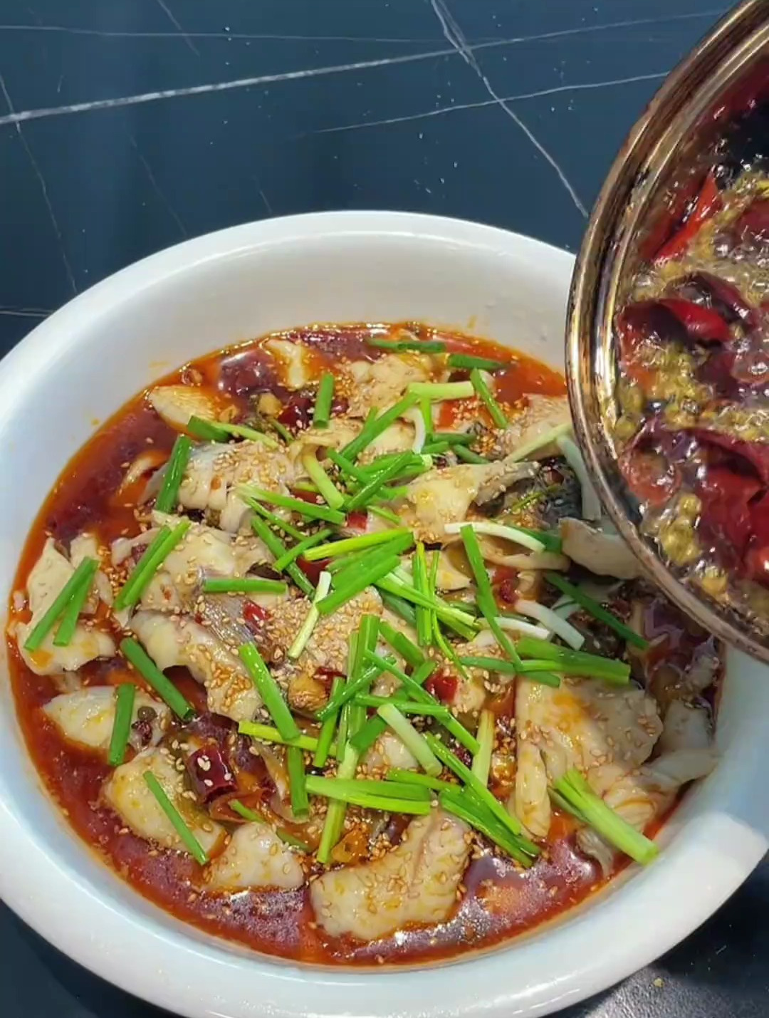 家庭版沸腾鱼这样做，麻辣过瘾，滑嫩不腥