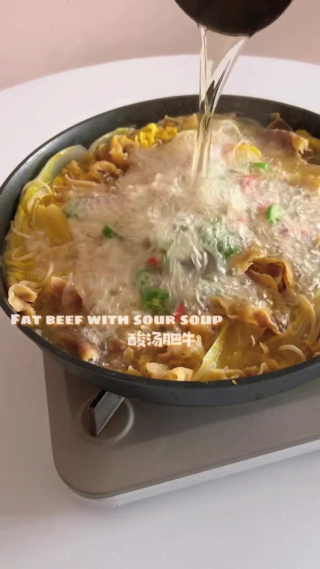 酸汤肥牛!想要肥牛里找菜吃还得在家做!