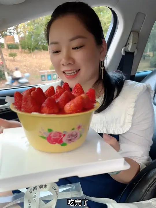 人家的闺蜜都是带去酒吧,我的闺蜜就怕我饿了 沙雕日常 草莓蛋糕 仪式感 搞笑