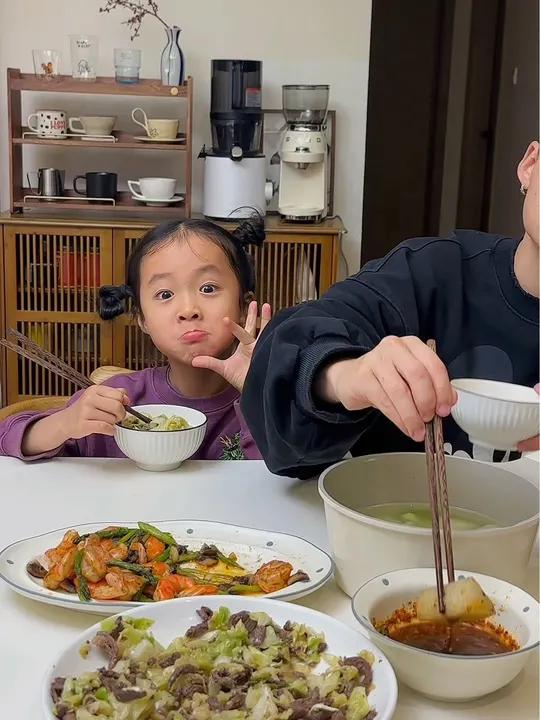 当你有一个会做饭的爸爸 今日菜单:香菇焖虾 牛肉炒白菜 杂菜汤 好好吃饭 简单易学 家常菜