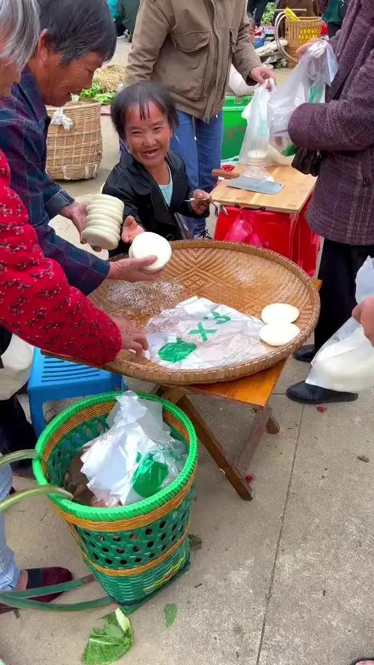 糍粑是真的好卖,冬天来了大家都喜欢吃糍粑