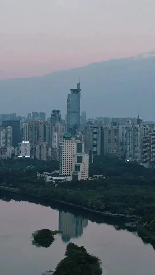 地王大厦,曾经的南宁第一高楼,总高59层,276米,如今它在南宁高楼排行榜中也能排在第九,