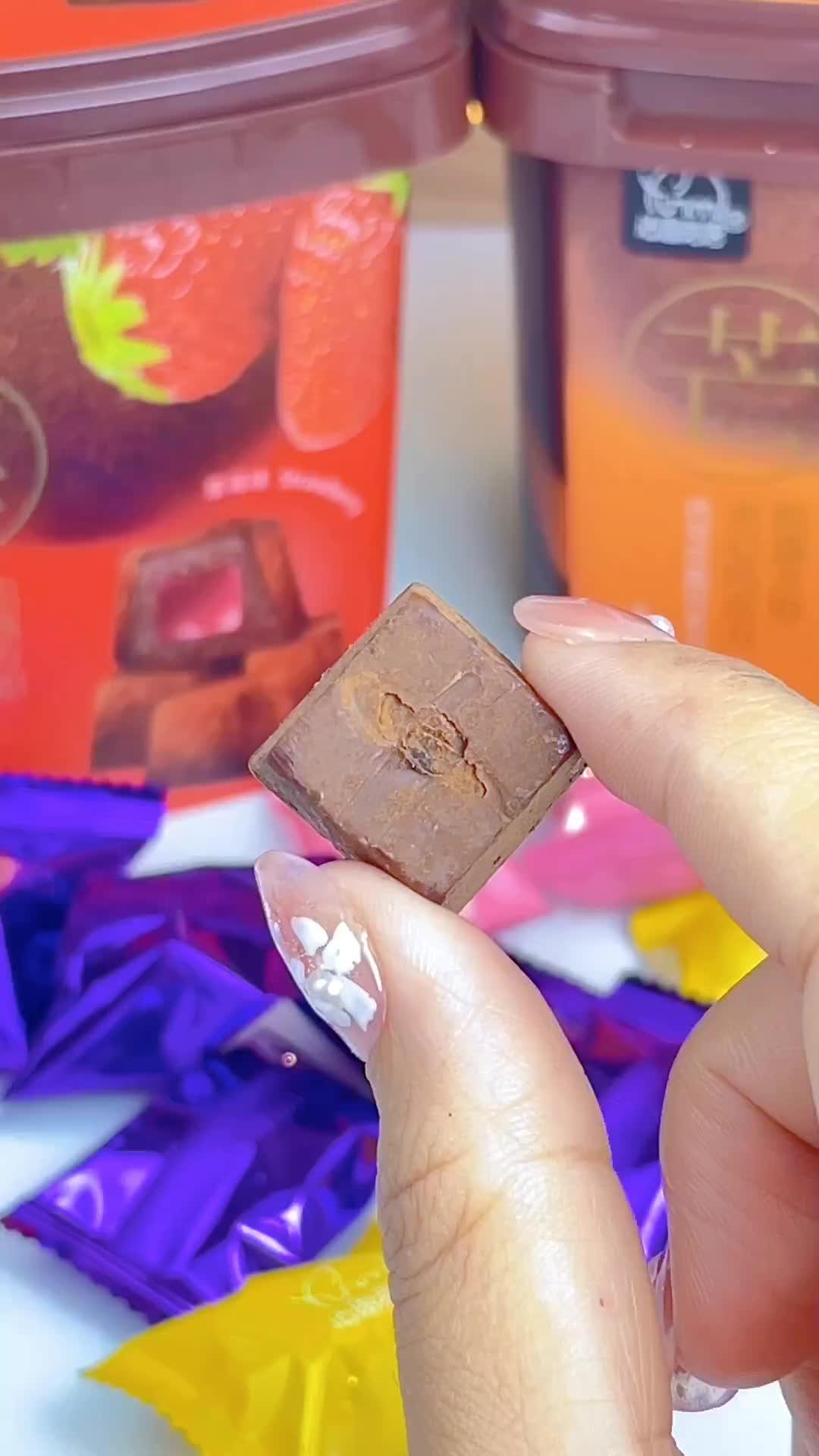 哇!这款松露形夹心巧克力简直是太棒了!它的外形看起来就像一颗小小的松露,但是当你一口咬下去