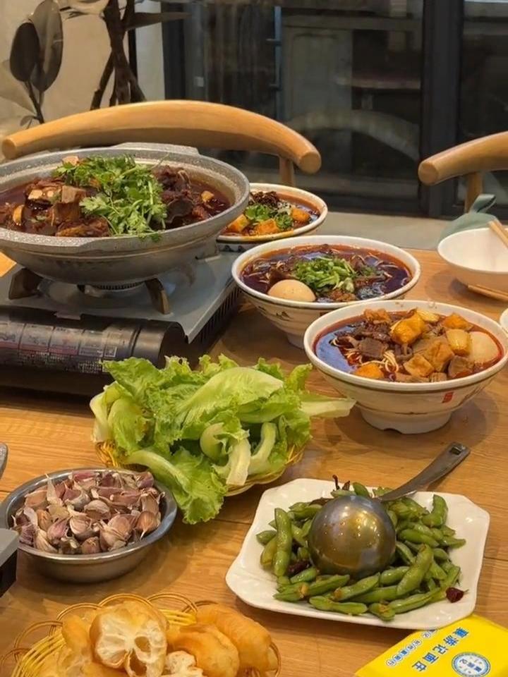 襄阳牛肉面有多好吃？他们都来吃！（记者：赵怡然、周升蕾）