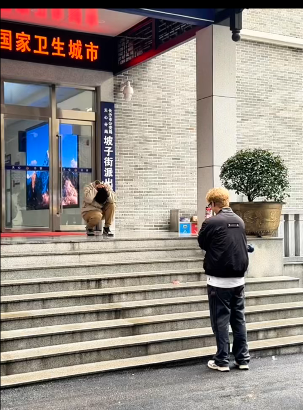 长沙坡子街派出所清明假期再迎打卡潮,众多网友排队拍摄抱头蹲地的照片