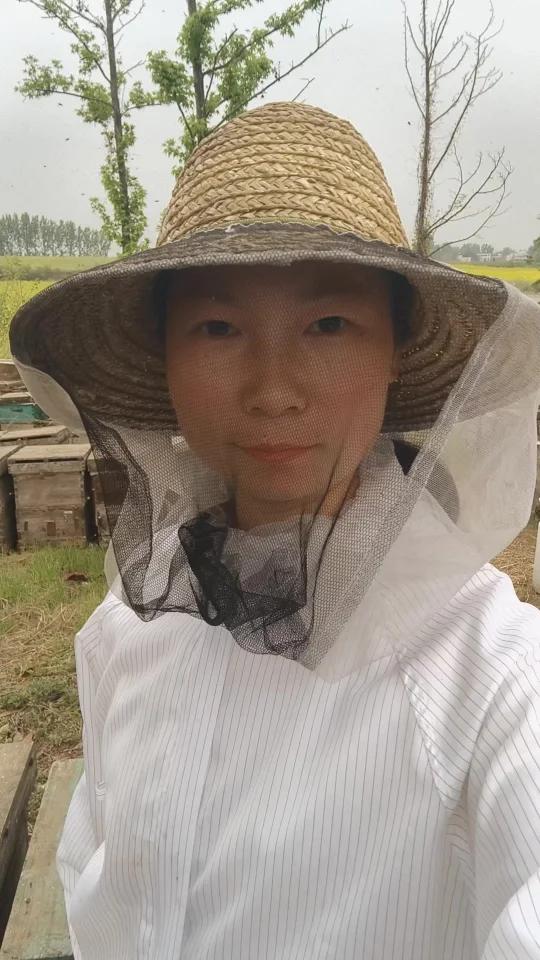 取蜜了,给合作的收购商朋友取一些油菜蜂蜜