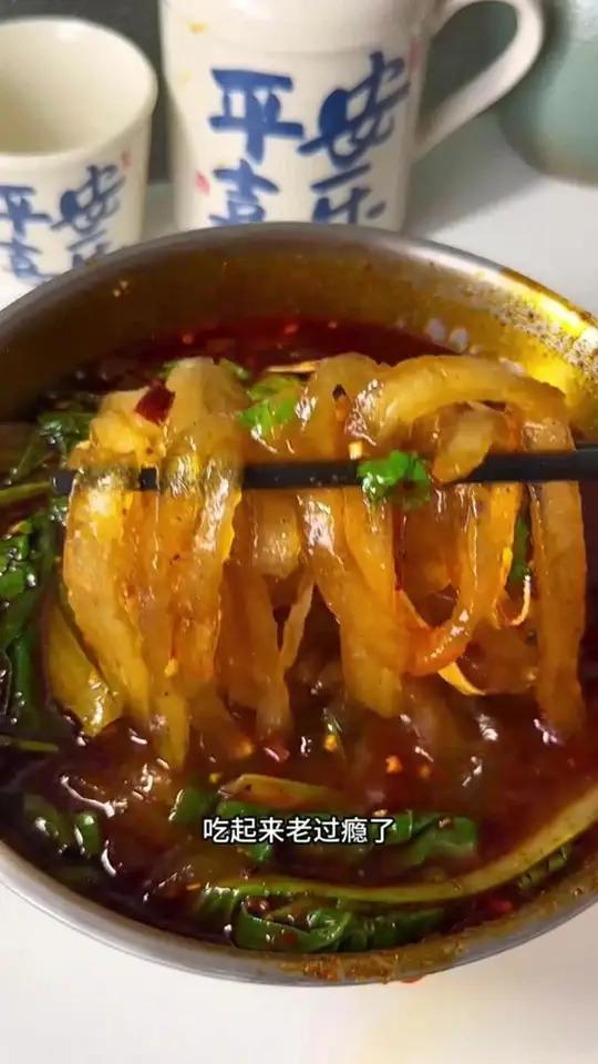 这款天水麻辣烫手擀粉,又麻又辣,手擀粉吃起来Q弹又筋道,爽到停不下来!