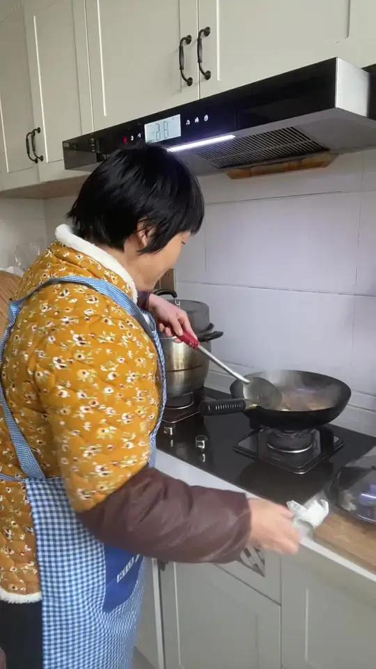 今天做个红烧黑鱼 生活就是柴米油盐 自己动手丰衣足食 上得厅堂下得厨房 平平淡淡小日子