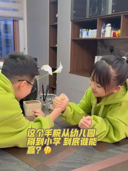 皮夹克一脸认真放水,白菜芯攥拳喊“我赢啦”皮夹克:让着女生这种事 从小就刻在DNA里了!#