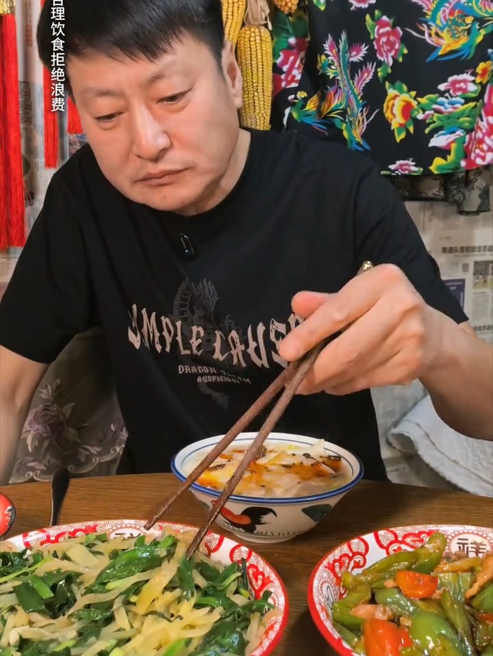 酸菜面片汤,土豆丝炒韭菜,简单食材吃出满口香