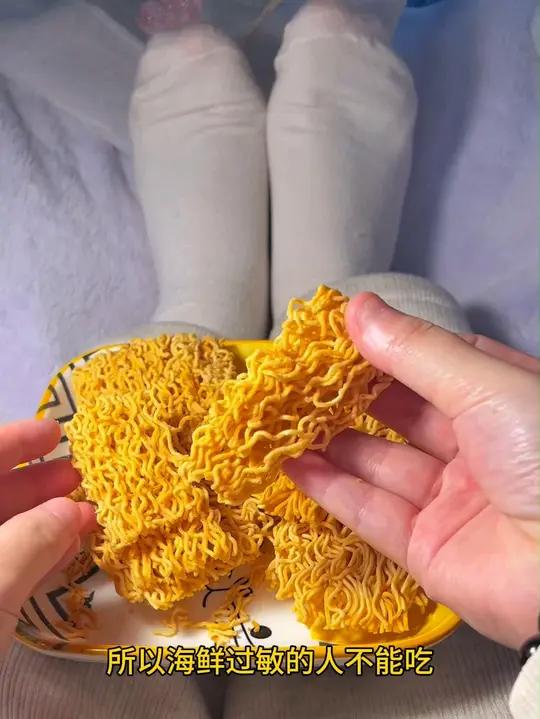 听说这个蟹黄干脆面里真的有蟹黄~
