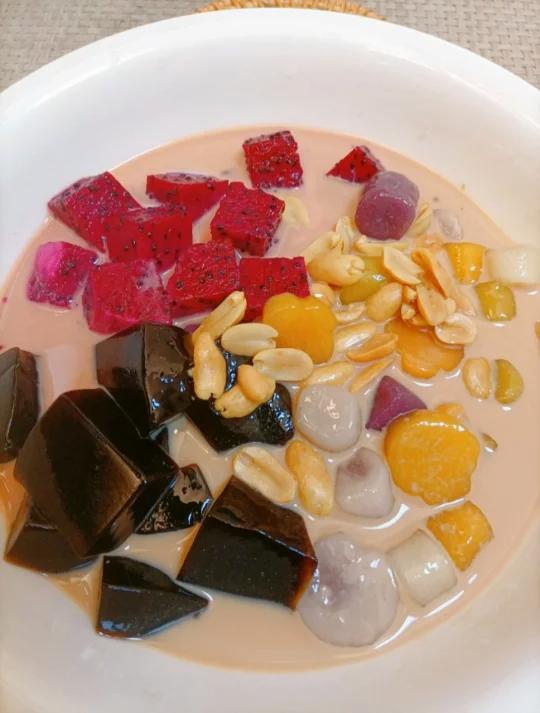 港式奶茶搭配水果芋圆,孩子也想吃的下午茶