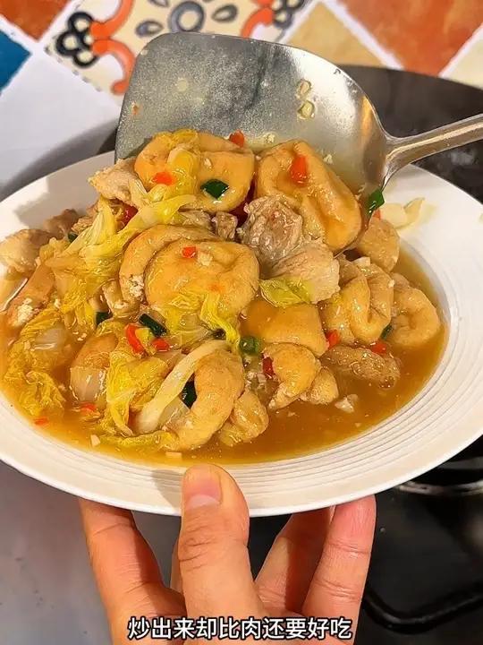 今天这道白菜烧油豆腐的做法我一定要分享给你们,不放一片肉,炒出来却比肉还要好吃,吸饱汤汁的