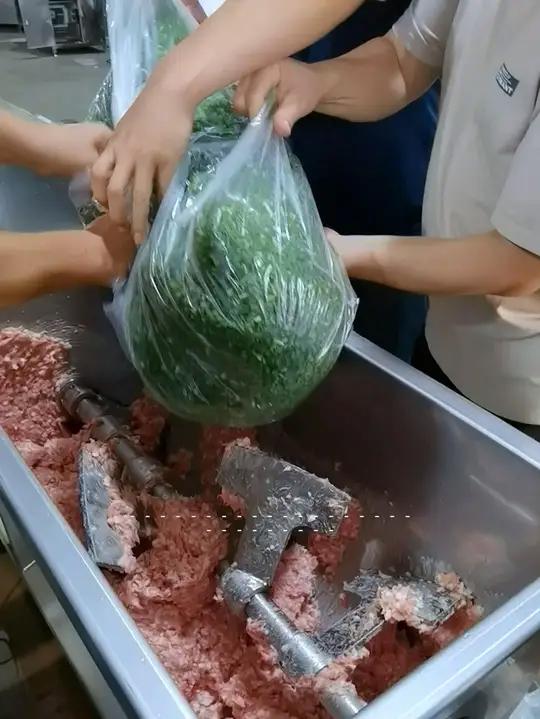 肉馅菜馅搅拌机 这是一款用于蔬菜、肉馅搅拌的设备,可将食材搅拌均匀