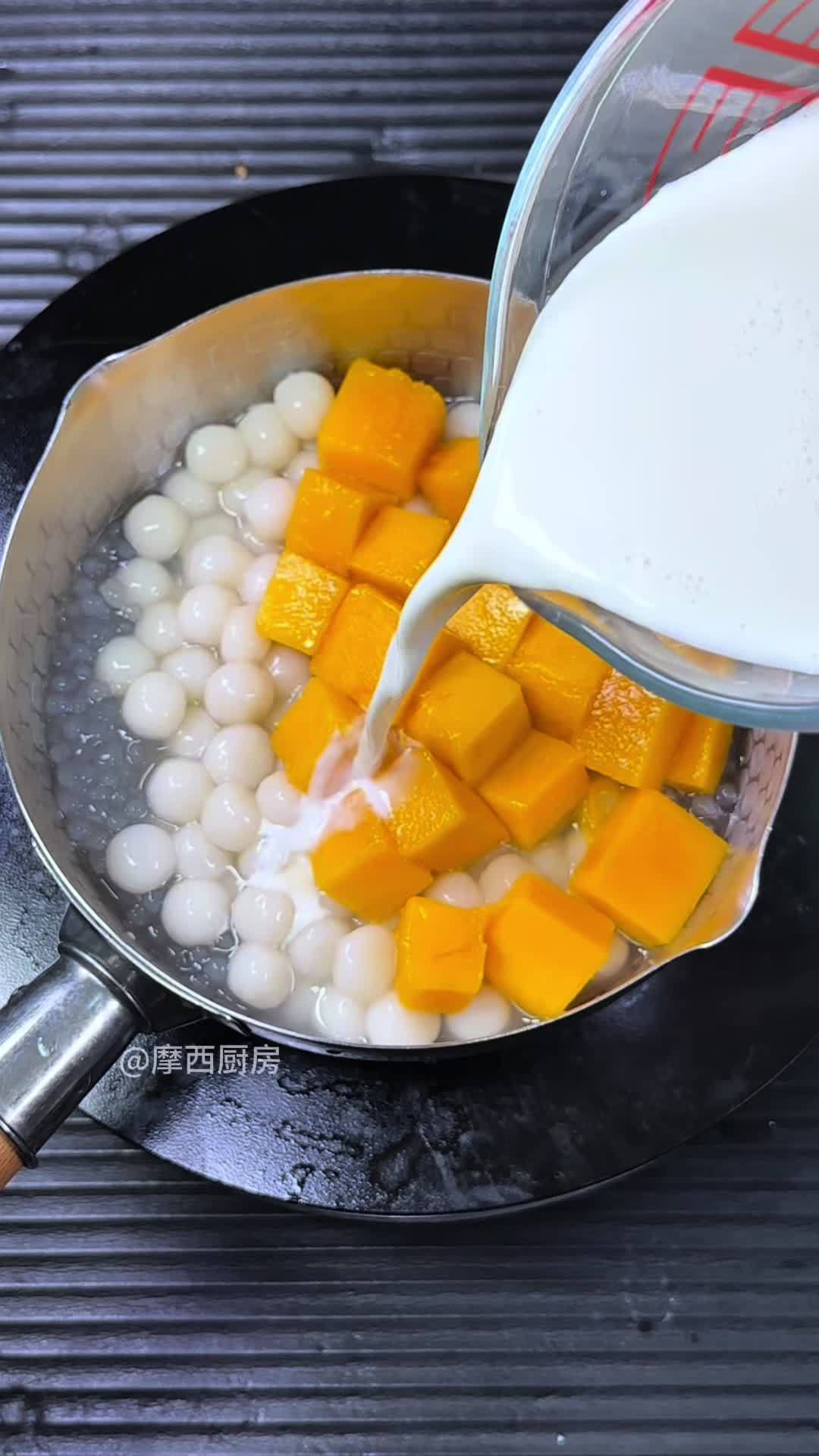 过年必吃的几道小甜品 过年不能全是大鱼大肉,在家来上一份 芒果西米露 清爽解腻里面的汤圆甜