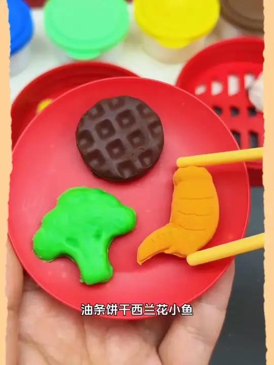 一起陪孩子来玩各种中华点心的彩泥吧,不仅能打发无聊的时间,还能锻炼动手能力