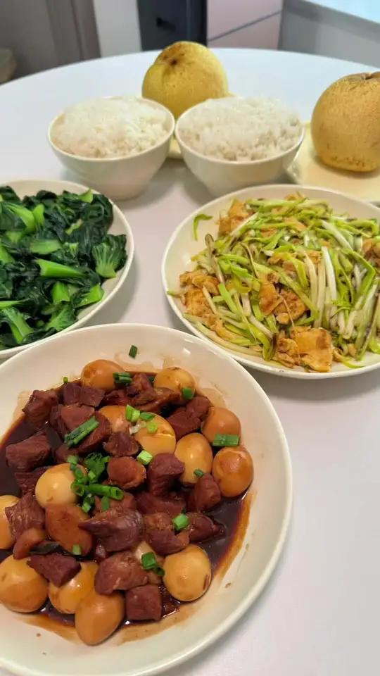 今天跟我女朋友生活化减脂吃的是红烧肉鹌鹑蛋,韭黄炒鸡蛋,炒青菜,加上白米饭,饭后水果是梨,