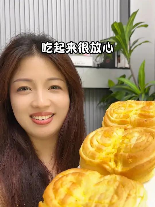 早八人的早餐椰蓉面包 左烘右焙面包 太好吃了 零食推荐 大人小孩都爱吃 妈呀太香了 早餐吃