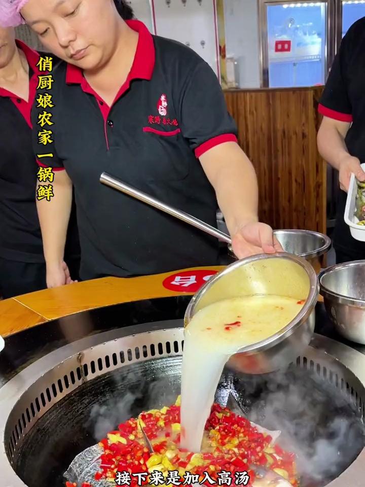 农家一锅鲜，今天的选手是一支女子炒菜队