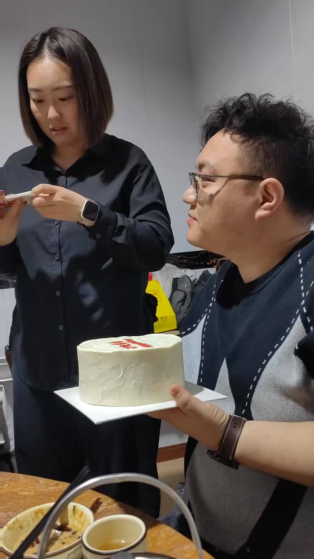 我的儿子今天过生日,属牛98年出生,山西传媒学院毕业,在北京工作,希望他龙年行好运,找到女