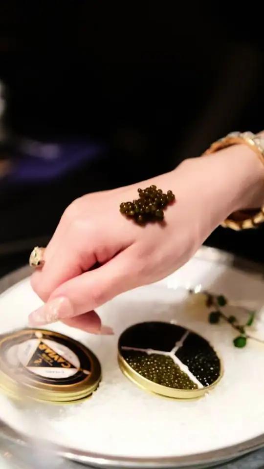 开眼了,富人是这么吃鱼子酱的,万物皆可鱼子酱