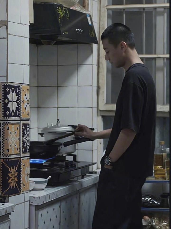 帅是一种感觉 高至霆厨房做饭照片