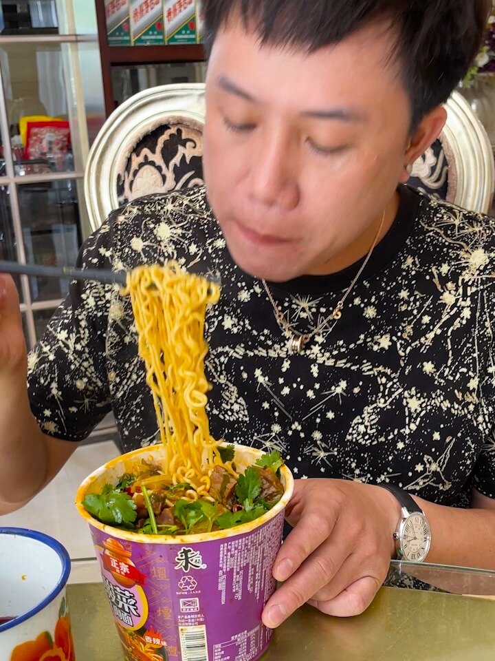 老坛酸菜牛肉面的灵魂吃法你多久没吃过了?