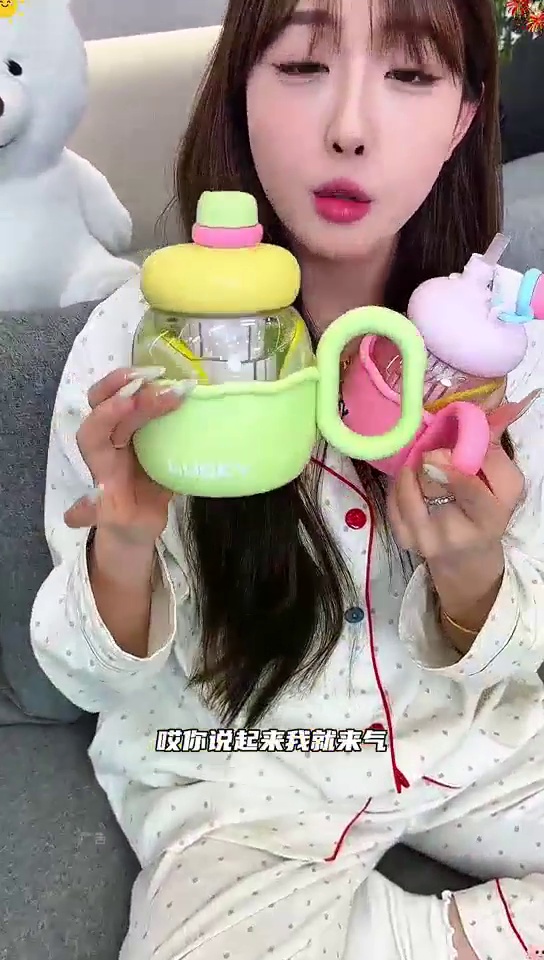 19块9竟然能买到奇古堂的泡芙杯!奶呼呼圆敦敦的太可爱了!700ml的大容量!有了好看的杯