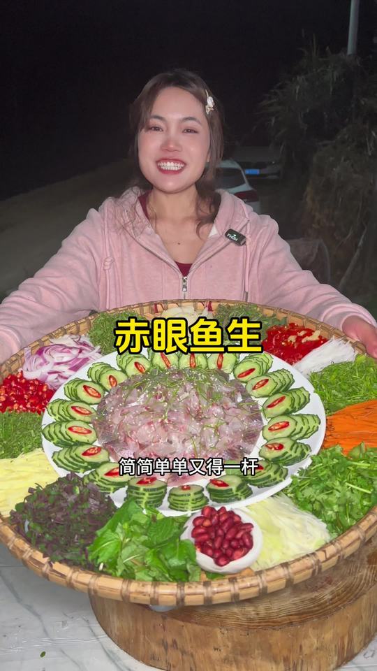广西鱼生好多种，那赤眼鱼生就是鱼生界的天花板，肉质鲜甜脆爽好吃到爆！再配上浪漫水果捞，太满